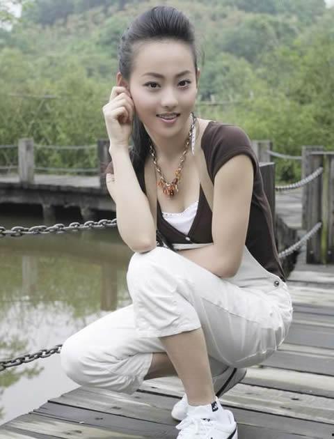 美女野外吃大瓜视频,美女大快朵颐大瓜瞬间