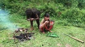 美女野外吃大瓜视频,美女大快朵颐大瓜瞬间