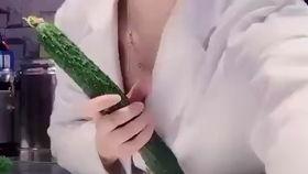 一秒钟吃绿瓜会长胖吗视频,一秒吃绿瓜增肥真相揭秘