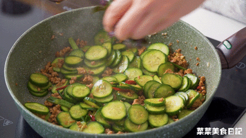 网络吃瓜视频怎么做,揭秘网络吃瓜视频背后的热点追踪与娱乐现象