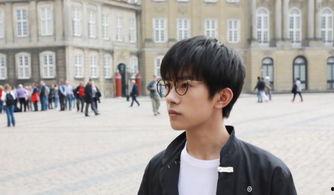 易烊千玺吃瓜少女视频,与少女互动引热议