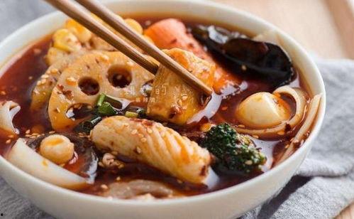 吃瓜少女自制麻辣烫视频,家常美味，一锅鲜香四溢