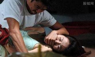 男子暗中拍视频吃瓜情侣闹矛盾,吃瓜群众围观情感纠葛